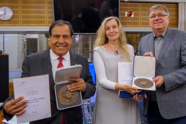 Übergabe der Medaille an die Hörfunk-Preisträger Izzeldin Abuelaish und Claudia Johanna Leist, rechts: Dr. Thomas Dörken-Kucharz, Programmgeschäftsführer