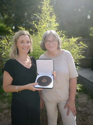 Kindermedienpreisträgerin Agnes Lisa Wegner mit Lidia Prinzen vom Robert-Geisendörferpreis