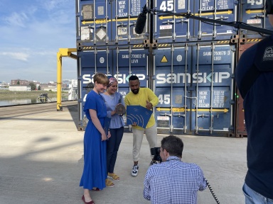 Hörfunk-Preisträger Steffi Fetz, Merve Kayikci und Malcolm Ohanwe beim Dreh im Containerhafen, Mannheim